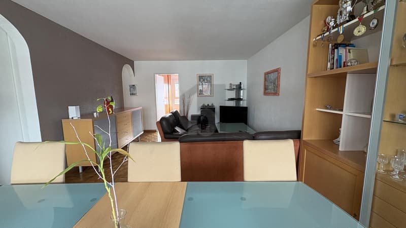 Ideally located near shops (2)
