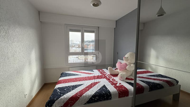 Ideally located near shops (4)