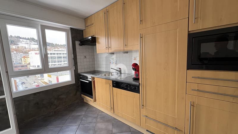 Ideally located near shops (3)