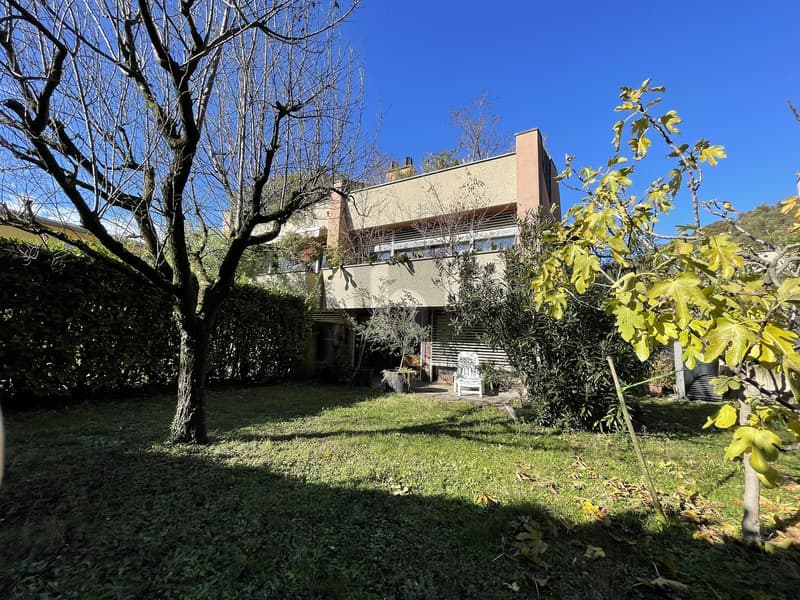 Geräumiges Haus mit Garten und Terrassen (2)