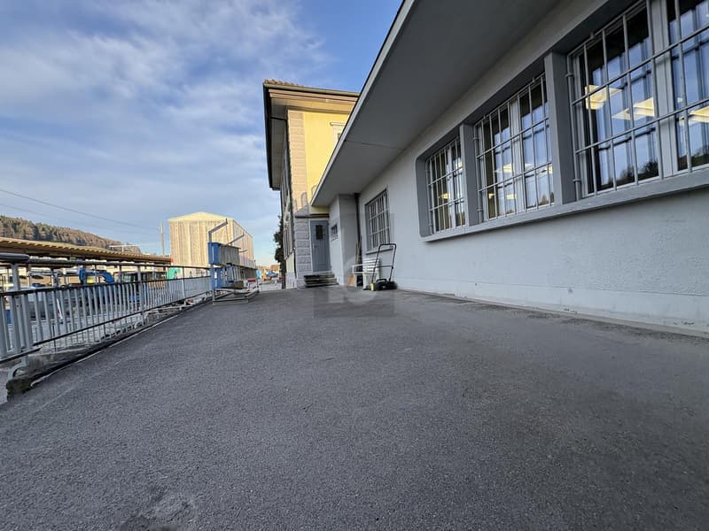 Light-Flooded with Top Accessibility (4)