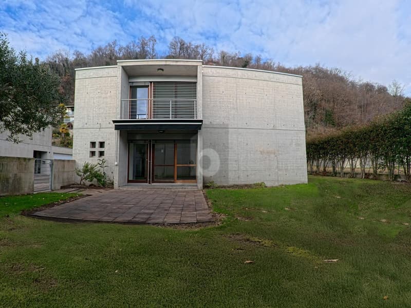 ELEGANTE E SPAZIOSA CON GIARDINO E PISCINA (1)