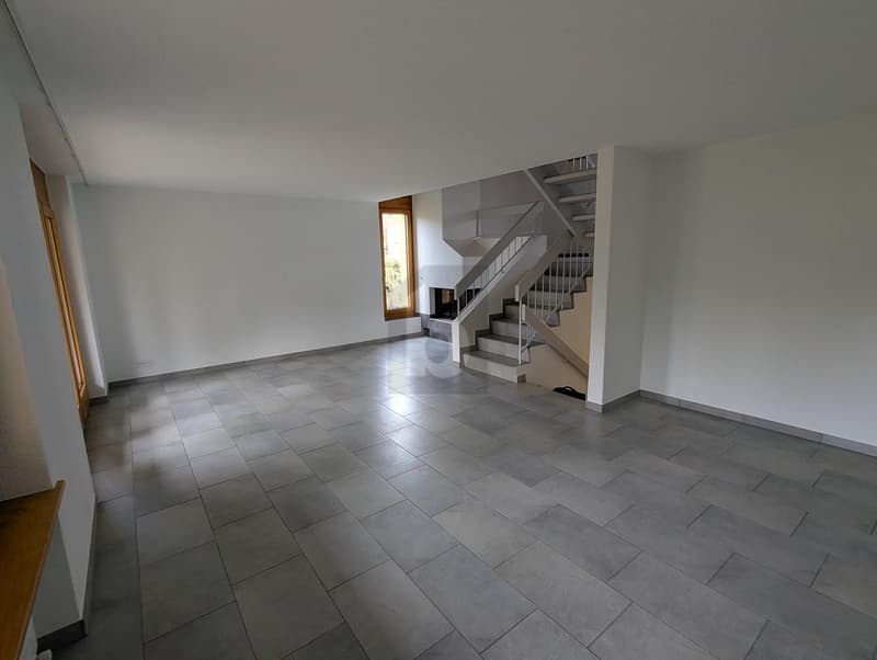 Peaceful with open floor plan and garden (1)