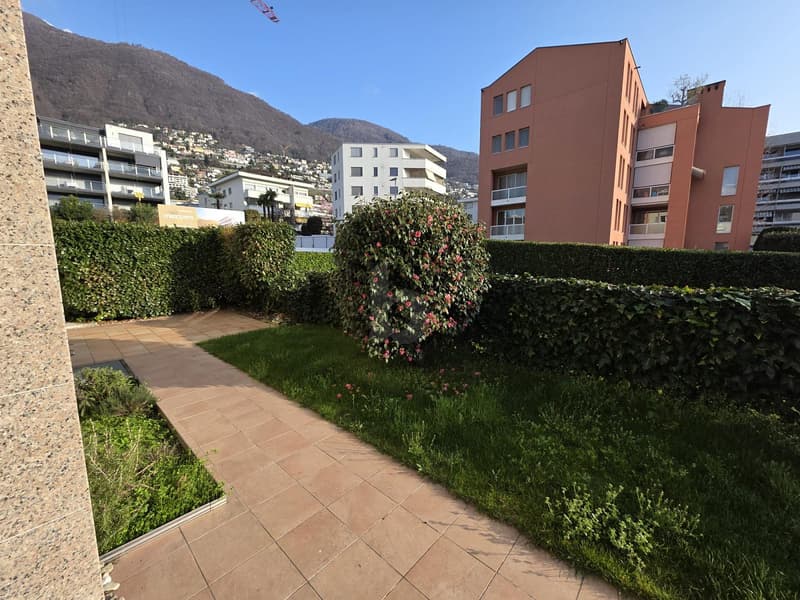 Bright and Modern with Garden (2)