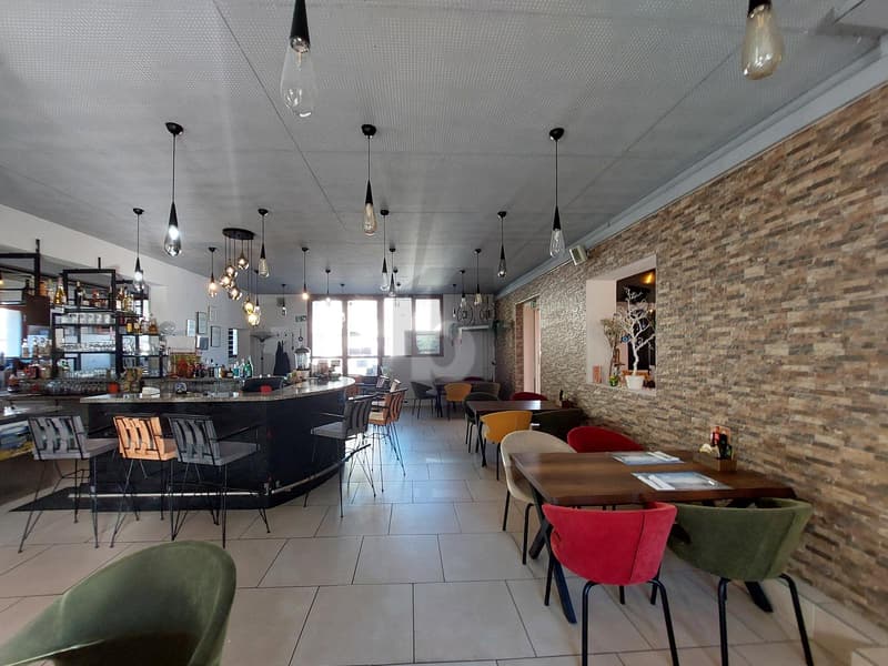 Élégamment rénové avec terrasse en plein centre-ville ! (2)