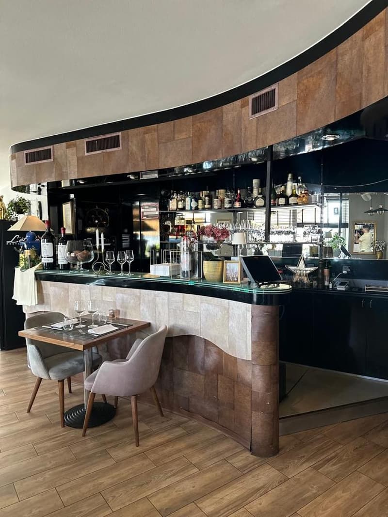 RESTAURANT AVEC FORTE ACTIVITÉ A REMETTRE (1)