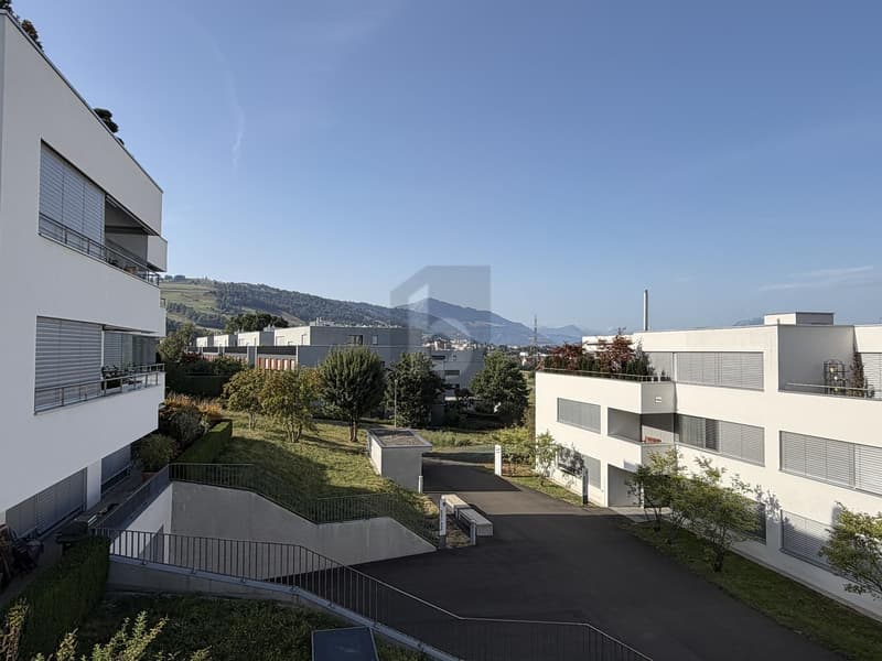 STILVOLL, GROSSZÜGIG LEBEN IM HERZEN VON BAAR (1)