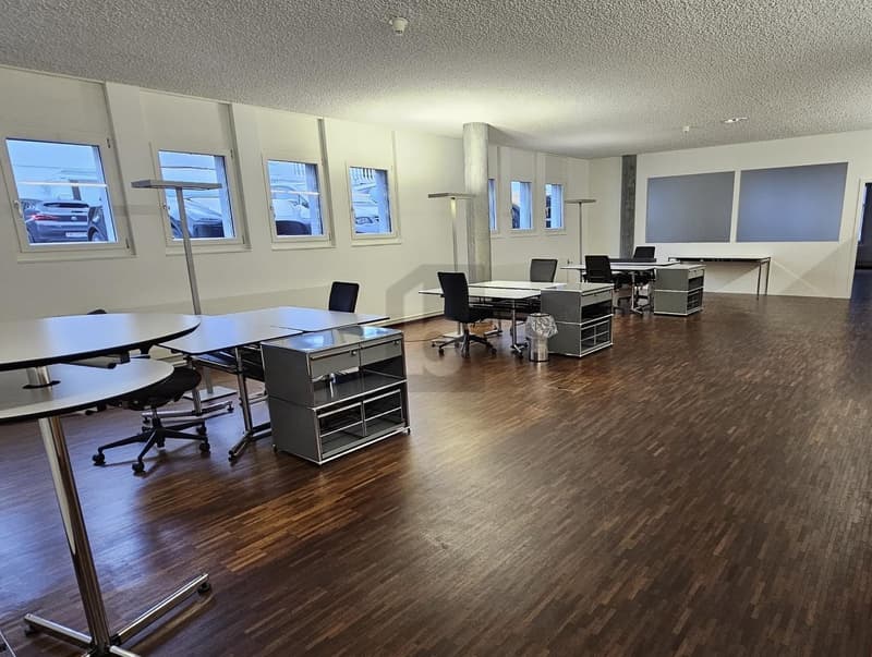 MODERNE ARBEITSFLÄCHE MIT TERRASSE (2)