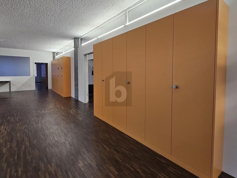 MODERNE ARBEITSFLÄCHE MIT TERRASSE (4)