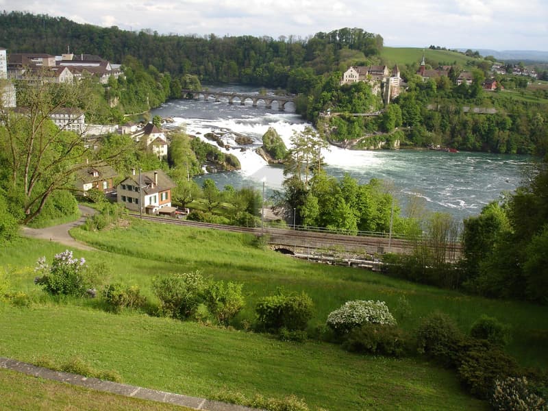 EINZIGARTIGES WOHNEN ÜBER DEM RHEINFALL (1)