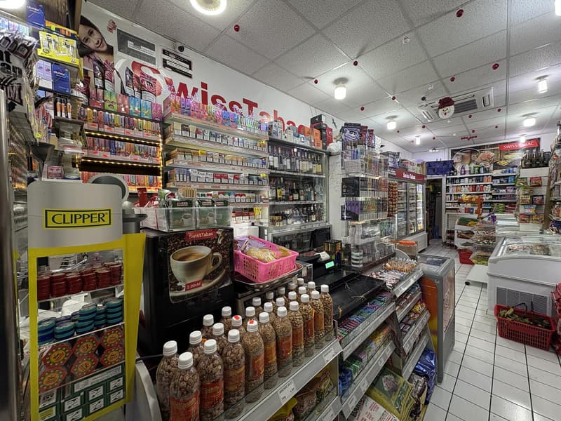 ÉPICERIE DANS UNE RUE PASSANTE (1)