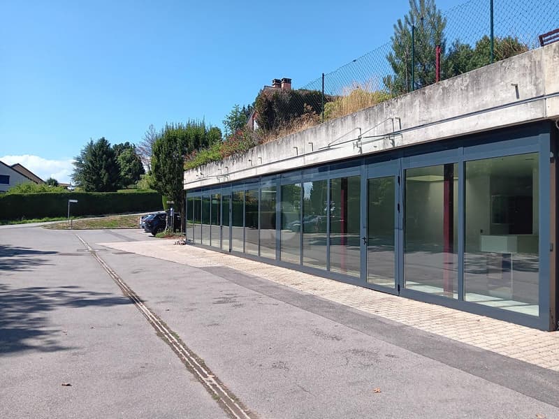 LOCAUX FONCTIONNELS, EMPLACEMENT STRATÉGIQUE (2)