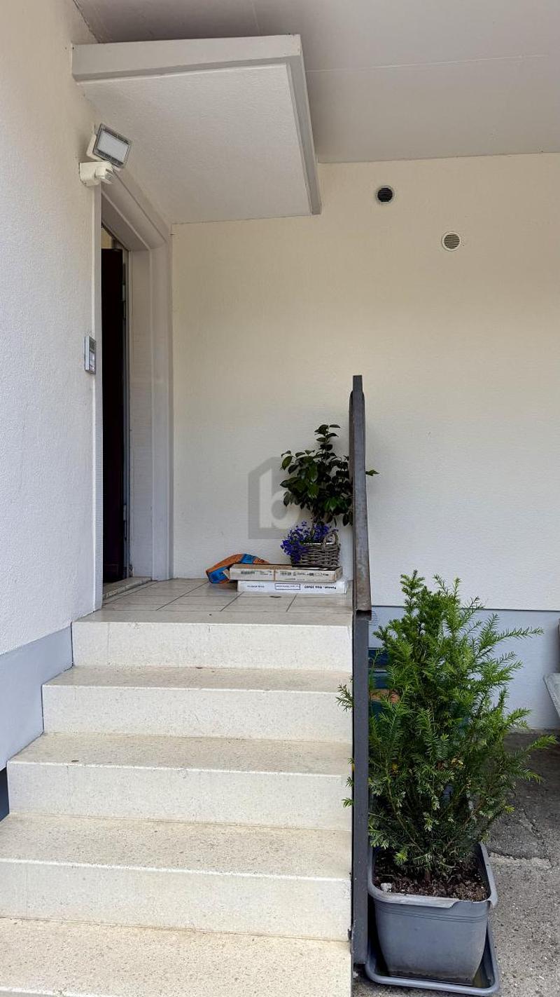 NEU RENOVIERT UND HOCHWERTIG AUSGESTATTET (2)