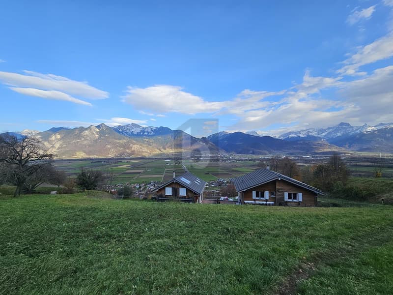 TRÈS ENSOLEILLÉ AVEC VUE SUR LES MONTAGNES (2)