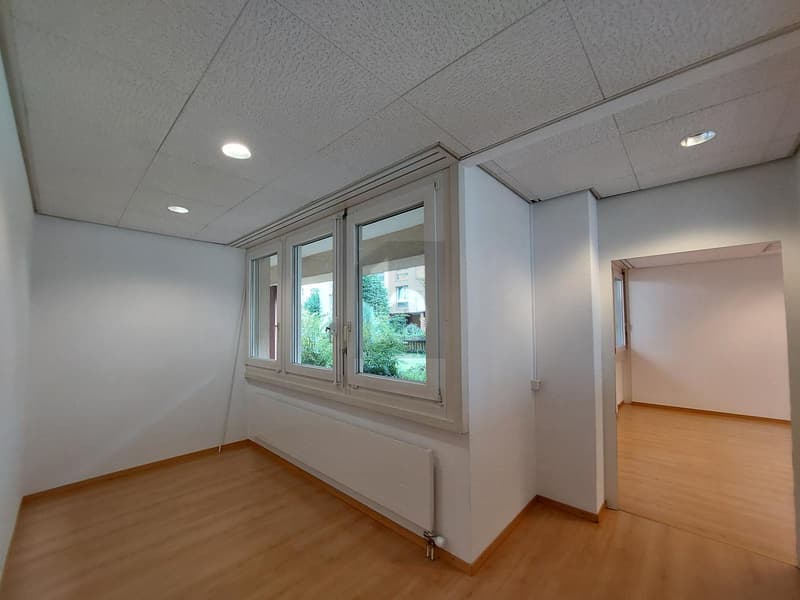 BEZUGSBEREITES BÜRO IM BELEBTEN ORTSKERN (5)