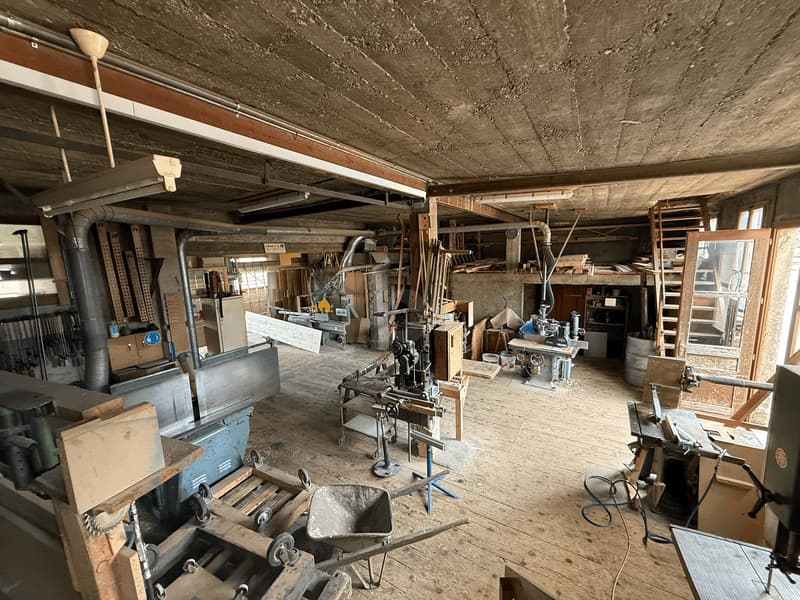 ATELIER DE CHARPENTE FERBLANTERIE MENUISERIE (2)