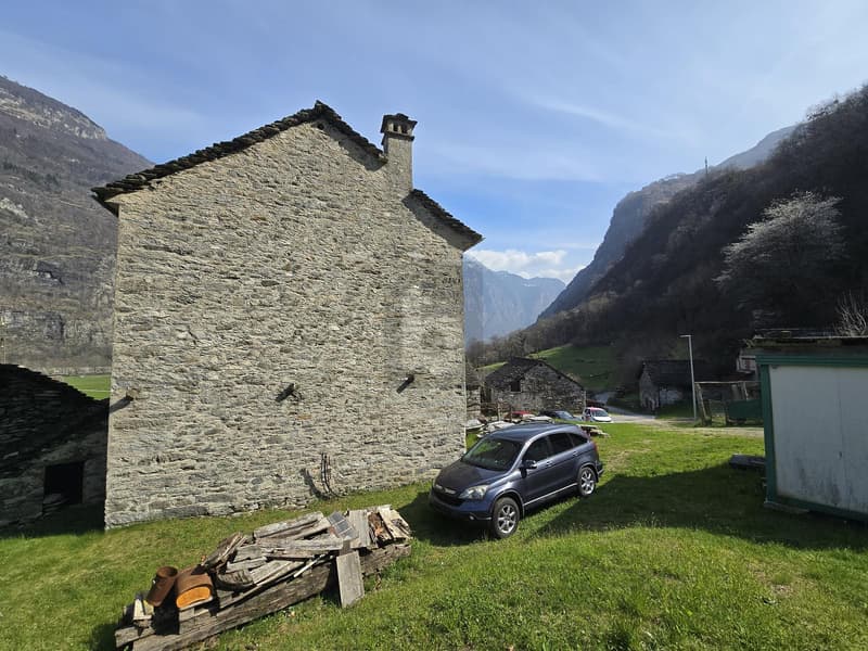 SPAZIOSO E SOLEGGIATO CON AMPIO TERRENO (3)