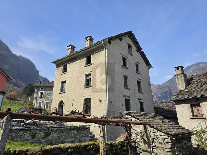 SPAZIOSO E SOLEGGIATO CON AMPIO TERRENO (2)
