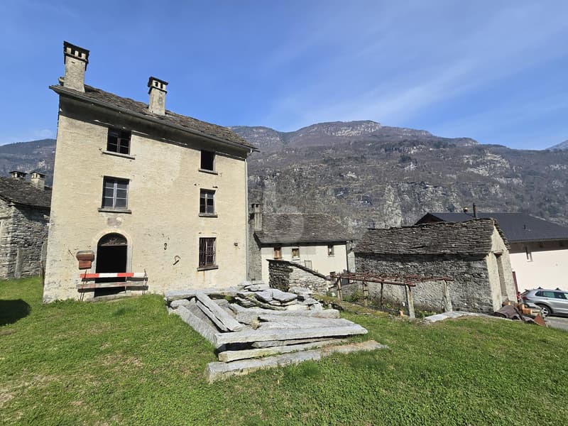 SPAZIOSO E SOLEGGIATO CON AMPIO TERRENO (1)