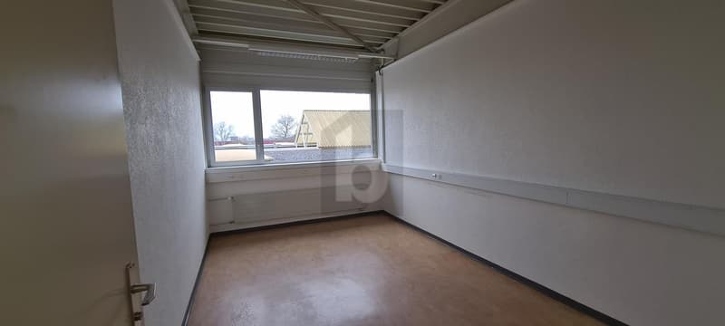 SPACIEUX, EN ZONE INDUSTRIELLE (1)