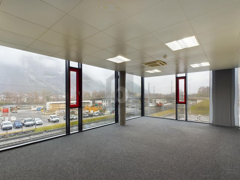 MODERNE, HELLE RÄUMLICHKEITEN (1)