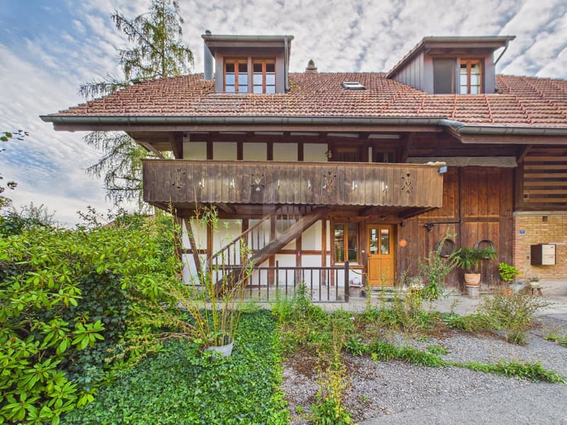 RUHIG UND HOCHWERTIG, MIT VIEL HOLZ (1)