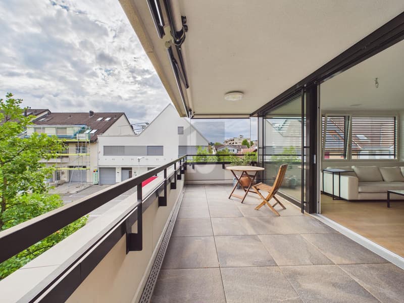 GEHOBENES WOHNAMBIENTE MIT GROSSER LOGGIA (4)