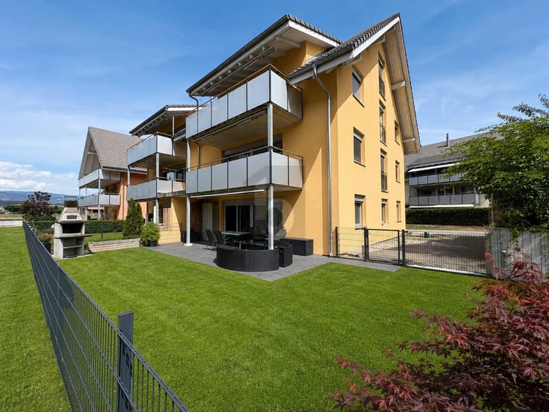 MODERN MIT GROSSEM GARTEN UND SITZPLATZ (1)