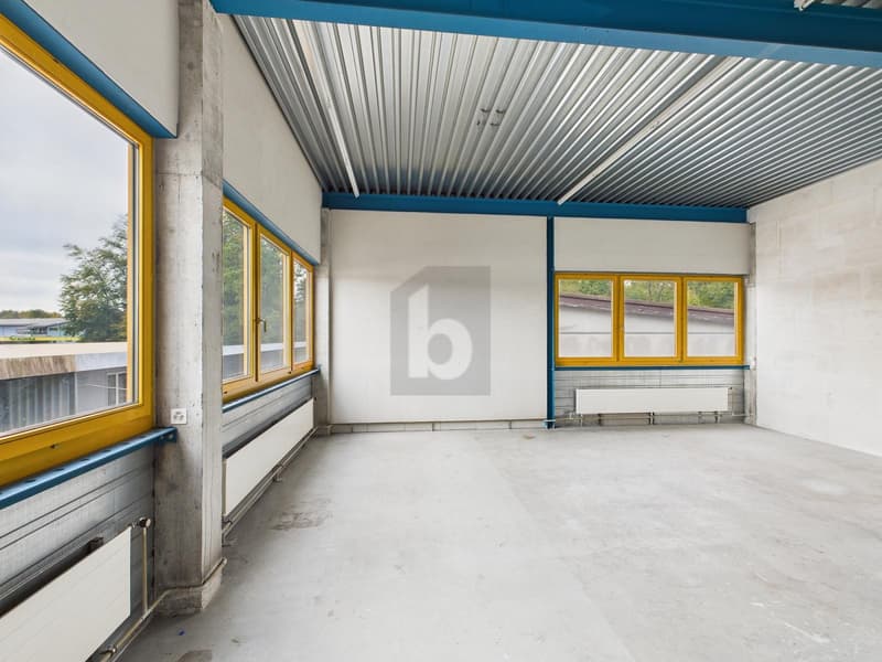 MIT GROSSEM WARENLIFT (6 M2) AM AUTOBAHNANSCHLUSS (3)