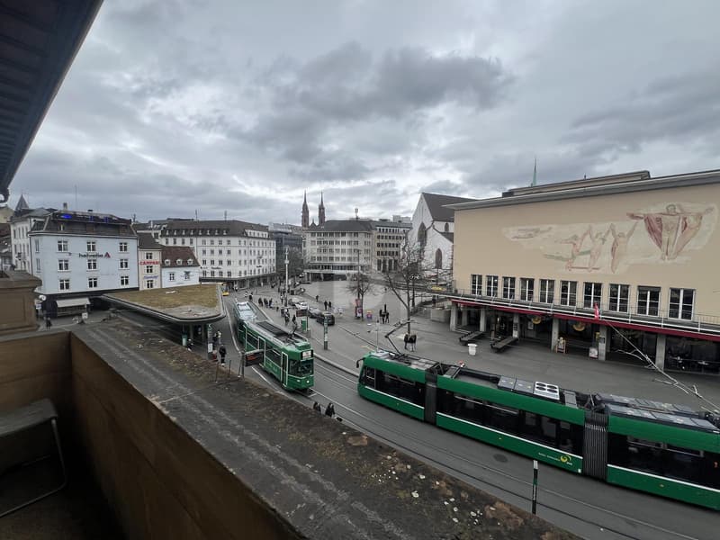 TOP LAGE MIT SICHT ÜBER DEN BARFÜSSERPLATZ (5)