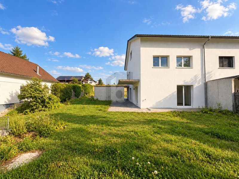 GERÄUMIGER WOHNRAUM UND GROSSER GARTEN (1)