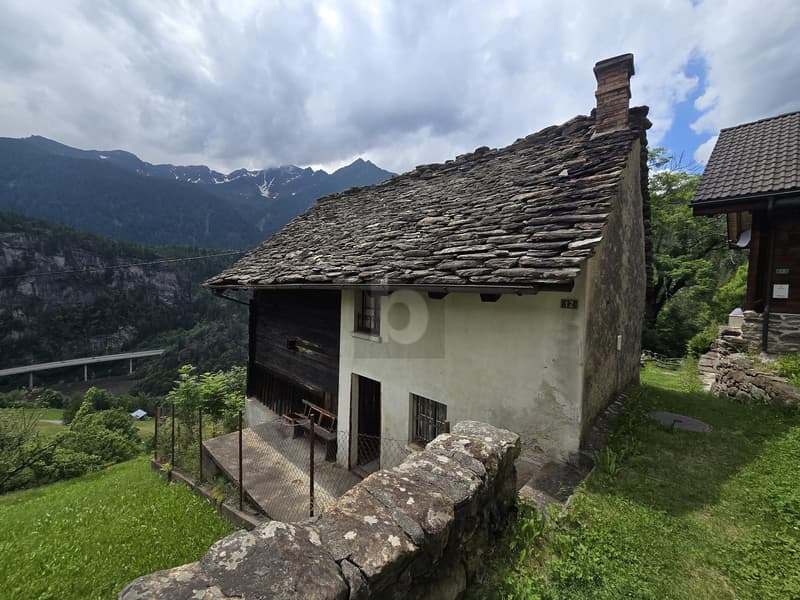 SPAZIOSA E SOLEGGIATA DA RISTRUTTURARE (1)