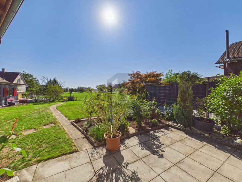 GROSSER GARTEN MIT BLICK IN DIE GRÜNE NATUR (1)