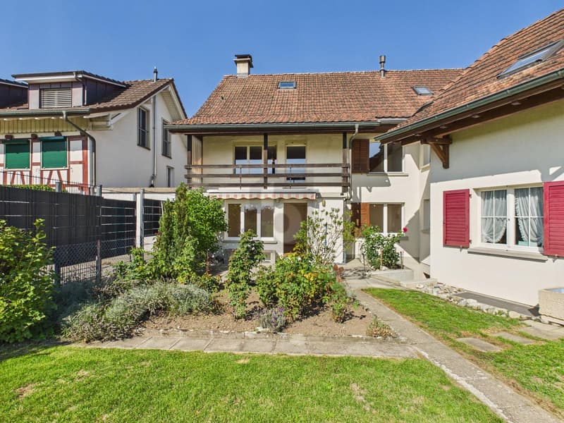 GROSSER GARTEN MIT BLICK IN DIE GRÜNE NATUR (5)