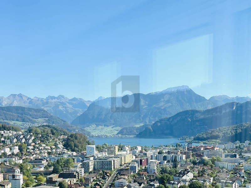 TRAUMHAFTE SEE UND BERGSICHT (4)