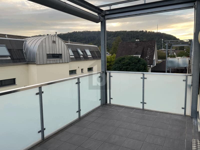 HOCHWERTIG MIT HOHEN DECKEN! (4)