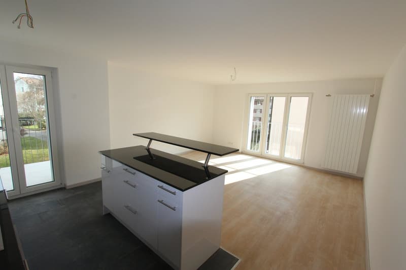 Küche mit Wohnzimmer und Balkon