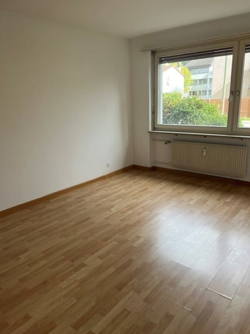 schöne und geräumige 2 Zimmer Wohnung (3)
