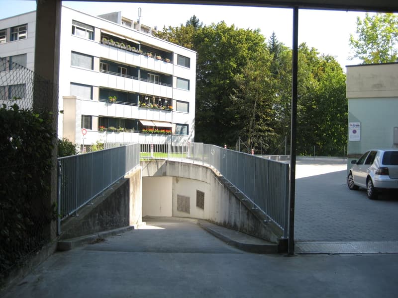 Place de stationnement dans un garage souterrain à un emplacement idéal à Zürich-Seebach (2)