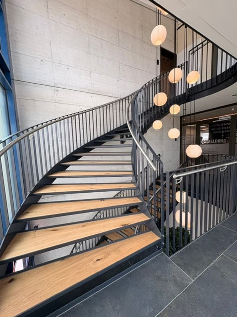 Modernes, lichtdurchflutetes Büro (1)