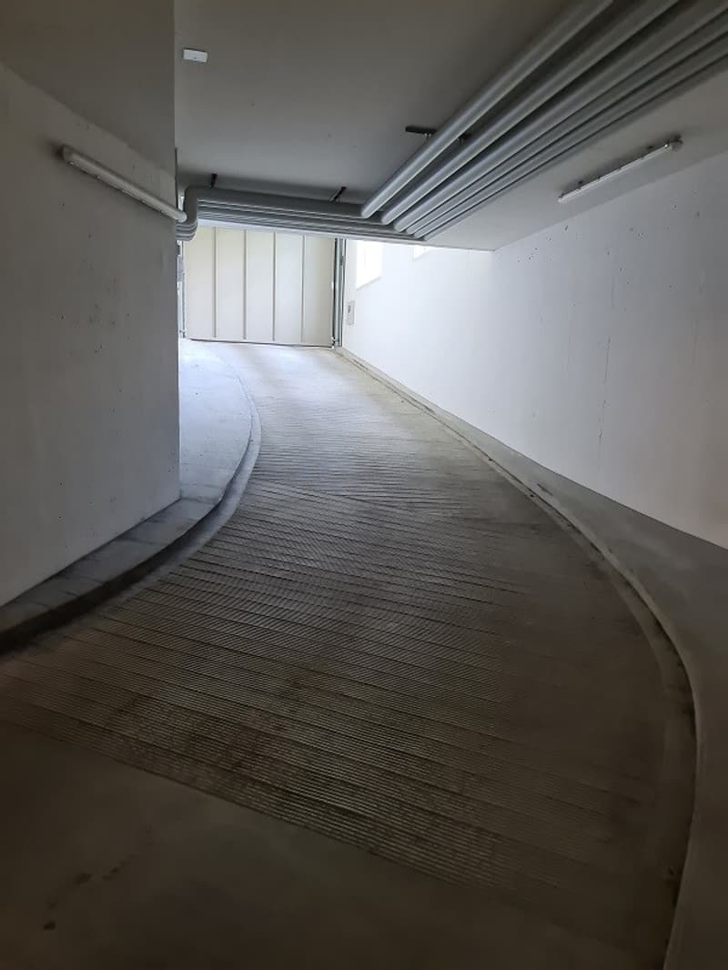 Posto auto in affitto in una posizione centrale a Bonstetten (3)