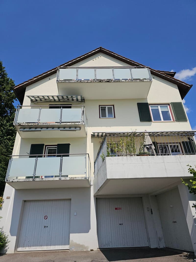 Limité jusqu'au 30.09.2027 – Appartement spacieux 2.5 pièces avec place assise dans le jardin à Herrliberg (2)