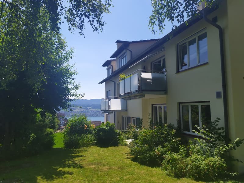 Limité jusqu'au 30.09.2027 – Appartement spacieux 2.5 pièces avec place assise dans le jardin à Herrliberg (1)