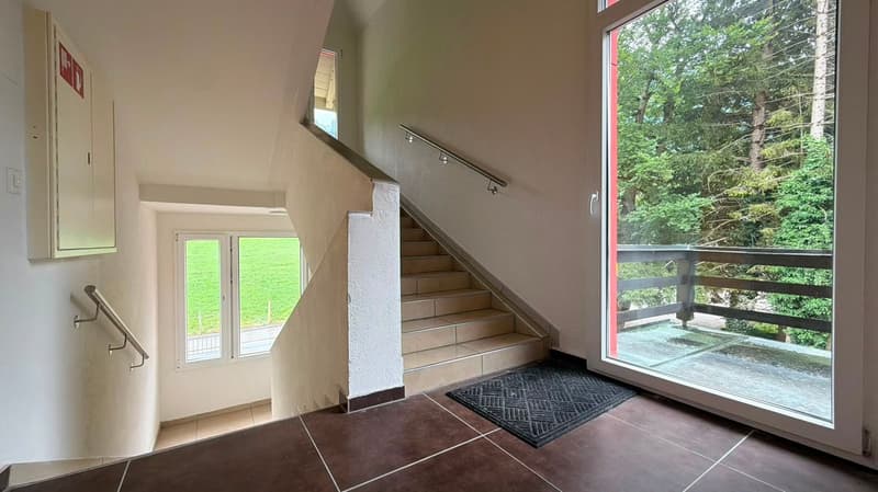 Gemeinschaftsbalkon mit Sitz- und Rauchermöglichkeit auf der Etage vorhanden