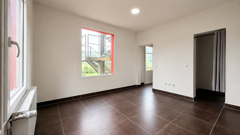 Heller Wohnzimmer mit Landblick und kleinen Abstellraum rechts