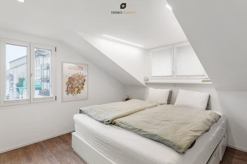 Das schöne und äusserst gemütliche Schlafzimmer im Dachgeschoss begeistert mit  Bad En Suite.
