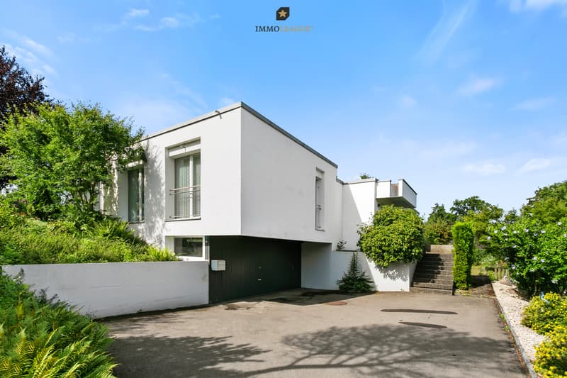 Stilvoll und repräsentativ präsentiert sich dieser gepflegte Bungalow, umgeben von einem parkähnlichen Grundstück.