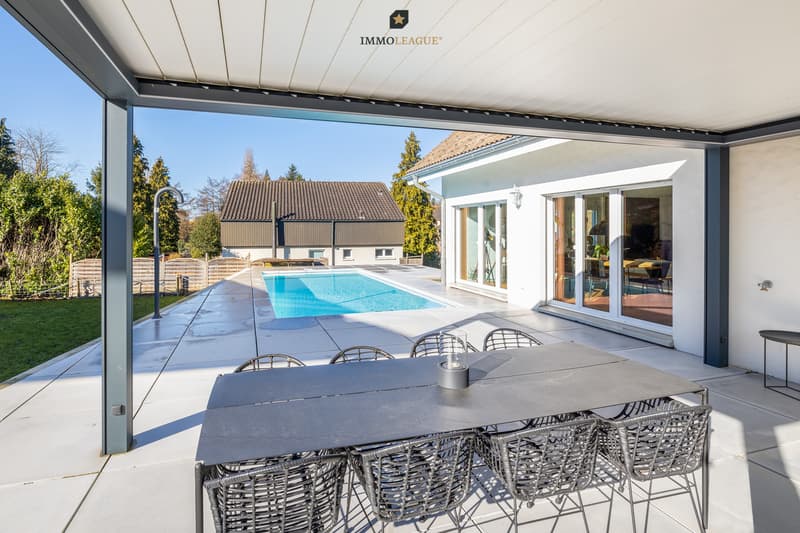 Die Sonnenverwöhnte Terrasse - ausgestattet mit Pool, Dusche und hochwertiger Pergola.