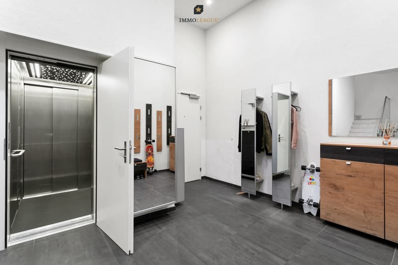 Eingangsbereich mit direktem Lift zu allen Etagen.