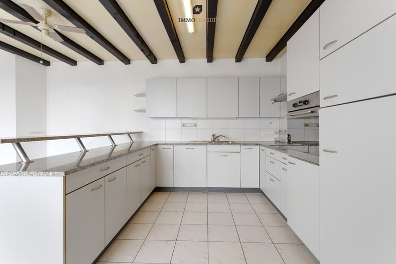 Hier macht Kochen Freude - zeitlose Eleganz, Granitabdeckung, viel Platz.